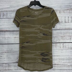 Zoe + Liv Green Camo Pocket T-shirt | Size XS